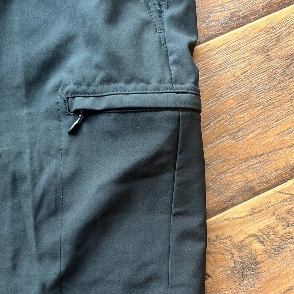 NEW IZOD Men's Black Cargo Shorts - Size 36 - Picture 2 of 10